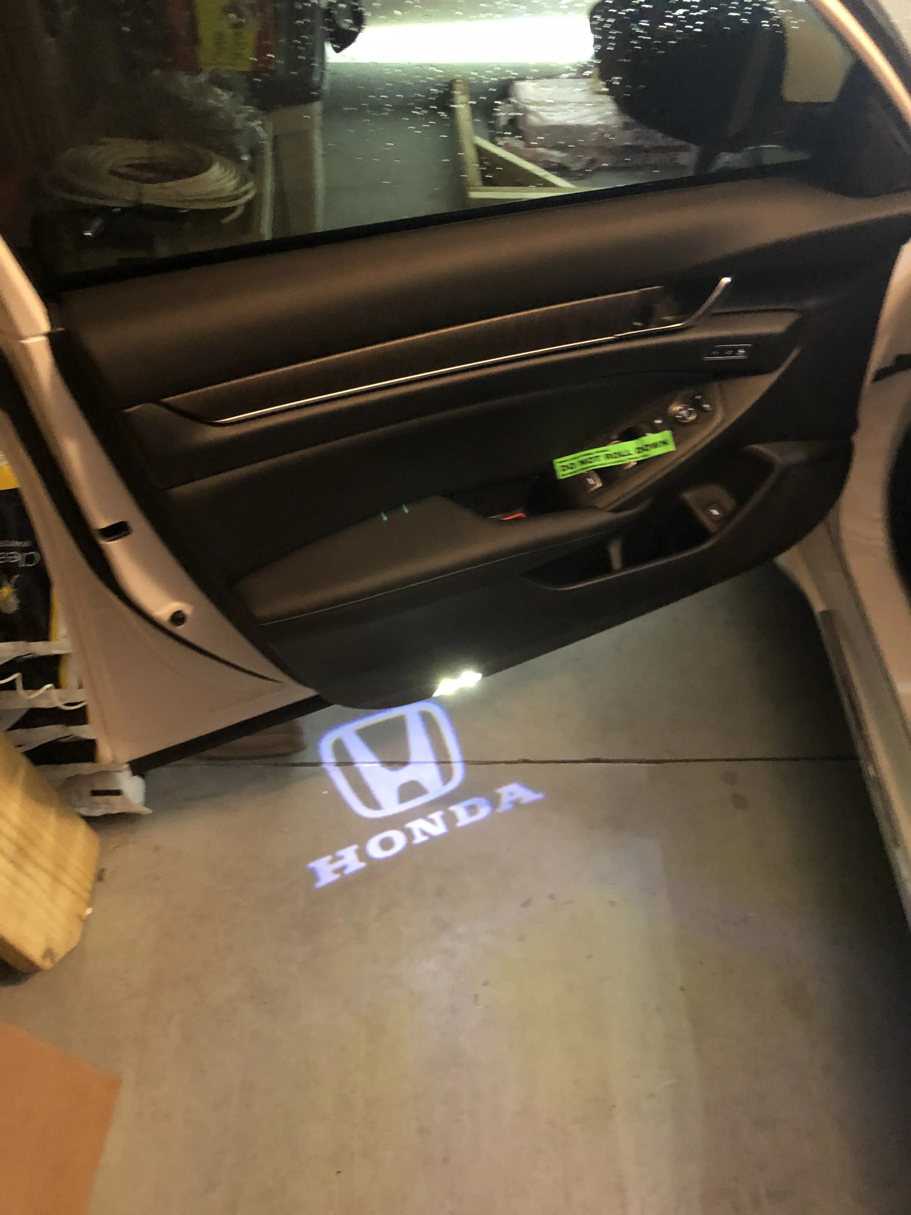 Logoprojektor till bildörrar